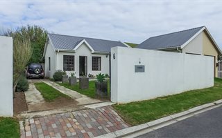 2 Bedroom House in Gordons Bay Central