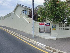 4 Bed House in Strand North