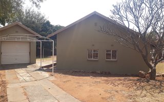 3 Bedroom House in Geelhoutpark