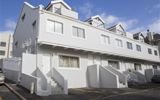 3 Bedroom Duplex in Three Anchor Bay