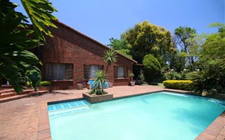 4 Bedroom House in Moret