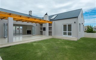 4 Bedroom House in Kelderhof Country Village