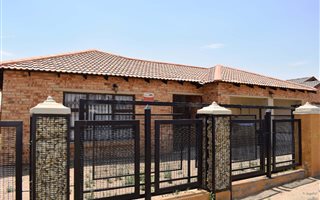 3 Bedroom House in Mandela View