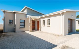 2 Bedroom Townhouse in Pacaltsdorp