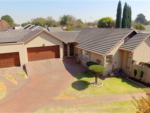 4 Bed House in Van Riebeeck Park