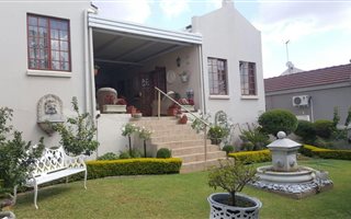 2 Bedroom House in Waterkloof Ridge