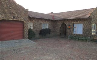 3 Bedroom House in Mnandi AH