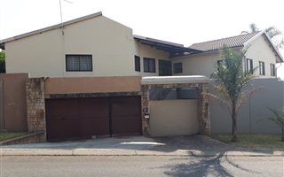 4 Bedroom House in Bromhof