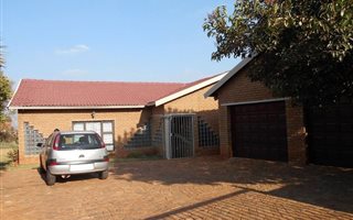 4 Bedroom House in Lenasia South
