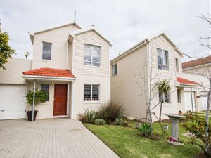 2 Bedroom Townhouse in Sir Lowrys Pass