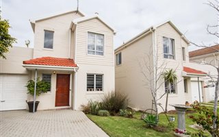 2 Bedroom Townhouse in Sir Lowrys Pass