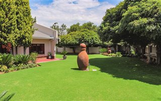 6 Bedroom House in Van Der Hoff Park