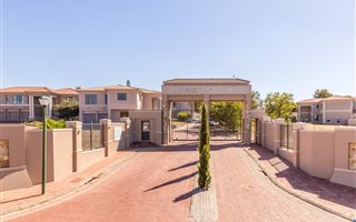 4 Bedroom House in Ruitershoogte