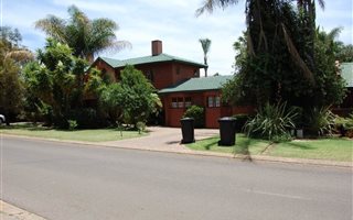 4 Bedroom House in Silver Lakes Golf Estate