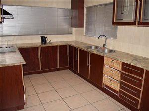 4 Bed House in Lynnwood Glen