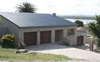 3 Bedroom House in Paradise Beach