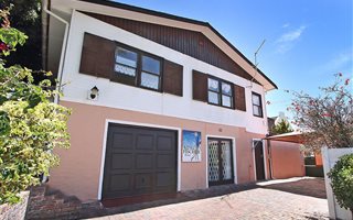 4 Bedroom House in Hout Bay and surrounds