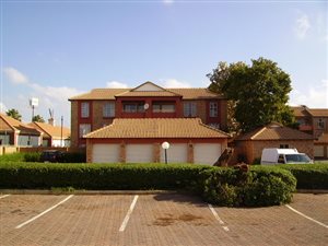 2 Bed Townhouse in Die Hoewes