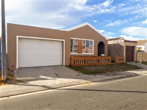 3 Bed House in Strandfontein
