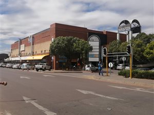 250 m² Commercial space in Die Hoewes