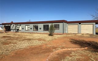 4 Bedroom House in Bloemdal