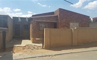 8 Bedroom House in Jiyana