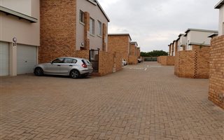 2 Bedroom Townhouse in Hazeldean (Silverlakes Surroundings)