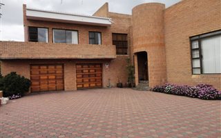 5 Bedroom House in Fraaiuitsig