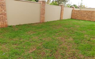 3 Bedroom Townhouse in Hazeldean (Silverlakes Surroundings)