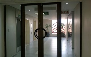 883 m² Office Space in Ferndale