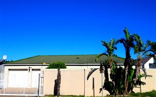 3 Bedroom House in Bloubergstrand