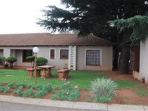 2 Bedroom Townhouse in Roodepoort West
