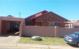 2 Bedroom House in Mohlakeng