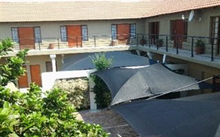 Bachelor apartment in Halfway House