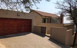3 Bedroom House in Roodekrans
