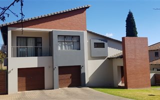 4 Bedroom Apartment in Mooikloof Gardens