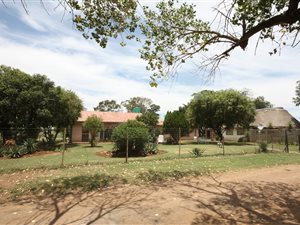 8.5 ha Farm with House in Zuurfontein