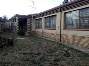 5 Bed House in Whitney Gardens