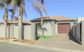 3 Bedroom House in Krugersdorp North