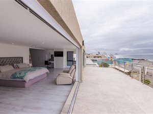 5 Bedroom House in Bloubergstrand