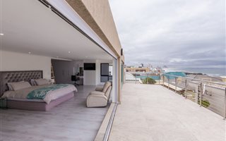 5 Bedroom House in Bloubergstrand