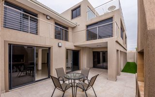 5 Bedroom House in Bloubergstrand