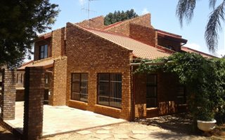 5 Bedroom House in La Montagne