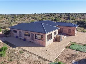 3 Bed House in Stilbaai