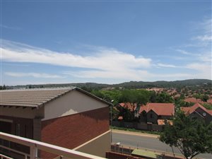 3 Bed Apartment in Kameeldrift East