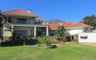 7 Bedroom House in Briza