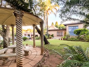 6 Bed House in Val de Grace