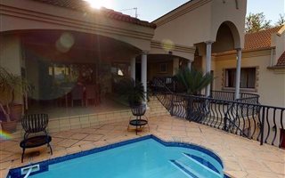5 Bedroom House in Rietvalleirand