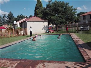 2 Bed Apartment in Roodepoort West
