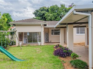 4 Bed House in Manor Gardens